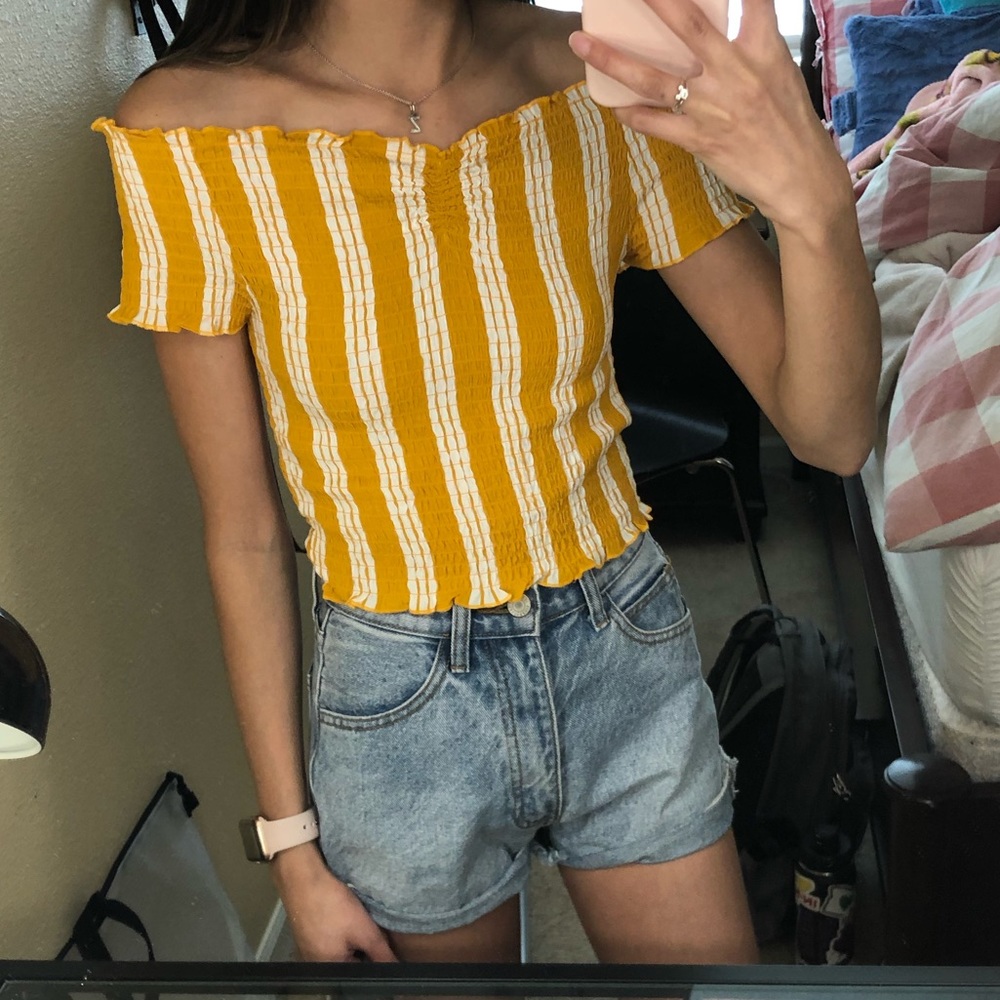Off the shoulder cropped shirt 🌼